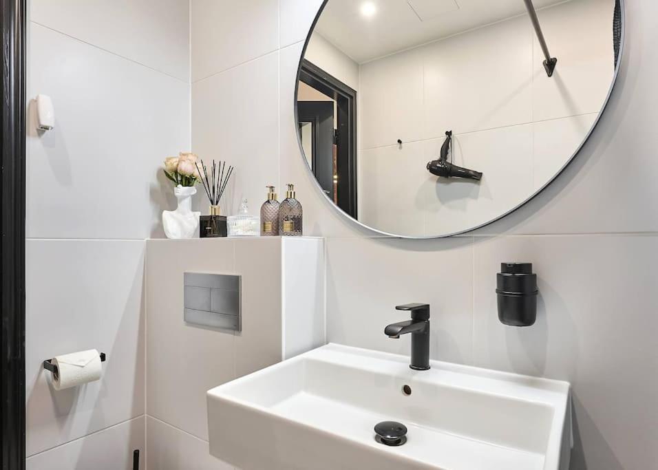 Urban-Glam City Centre Studio With A Gym And Terrace Tallinn Exteriör bild